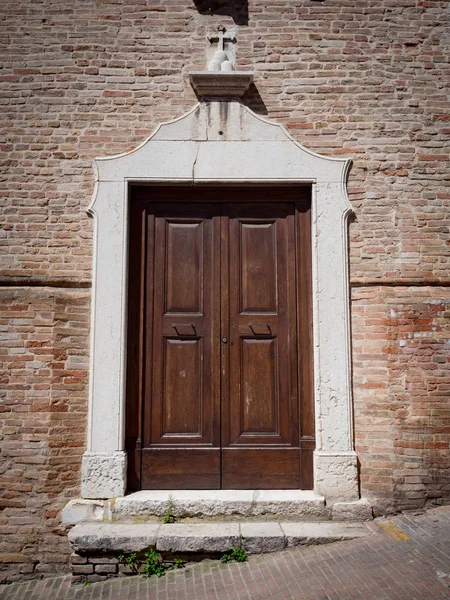 Vstupní Dveře Staré Italské Církve Bílého Kamene Osnovy Cihlové Zdi — Stock fotografie