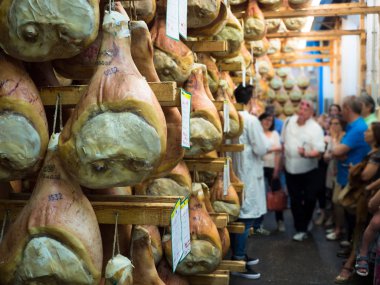 Montagnana, İtalya. 20 Mayıs 2018: Montagnana, İtalya içinde çiğ jambon Festivali vesilesiyle bir jambon fabrika turu güdümlü.