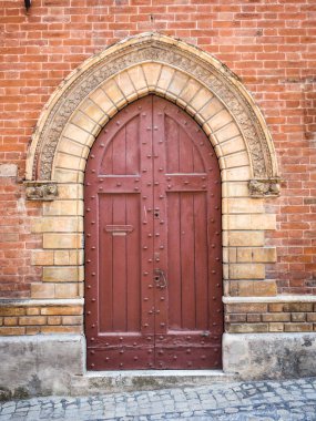 Eski ahşap portal ile bir İtalyan Orta Çağ Binası oyulmuş taş kemer.
