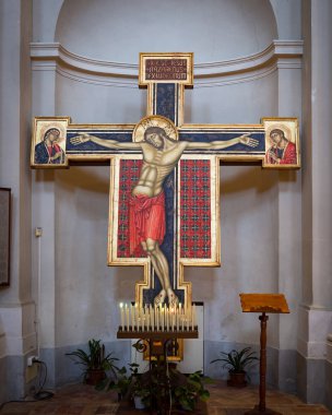 Urbino, İtalya - 30 Nisan 2018: Antik tahta haç katedral içinde.