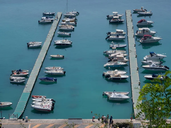 Numana Itália Abril 2018 Barcos Turísticos Alinhados Longo Dos Cais — Fotografia de Stock