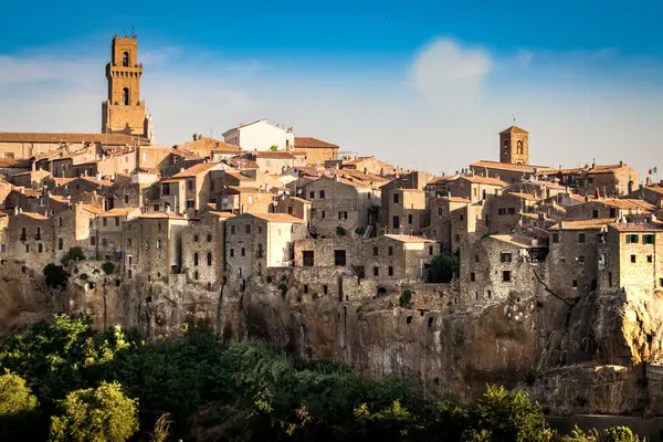 Pitigliano Panoraması, İtalya 'nın en güzel köylerinden biri olan tuff kayası üzerine kurulmuş bir kasaba..