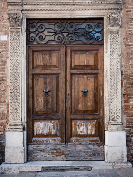 Eski ahşap portal sütunlar ve arşitrav beyaz taş ile bitkisel motifler ile oyulmuş.