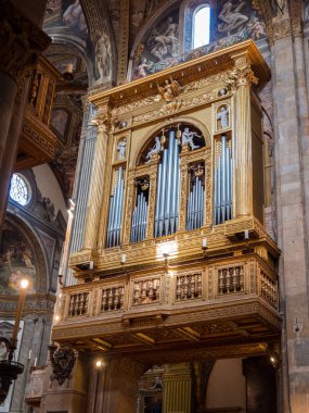 Parma, İtalya - 8 Nisan 2018: Muhteşem altın ve kakma organ katedral içinde.