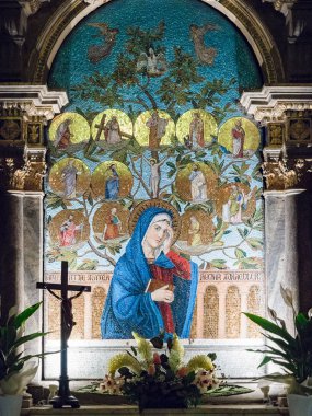 Lonigo, İtalya - 8 Ağustos 2017: Meryem Ana yı renkli mozaik içinde tasvir adanmış sunak.