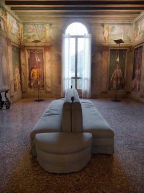 Torreglia, İtalya - 26 Mayıs 2018: Harika Rönesans fresk Villa dei Vescovi, Rönesans tarzı bir Venedik villada odalar. Şu anda bir müze halka açık olduğunu.