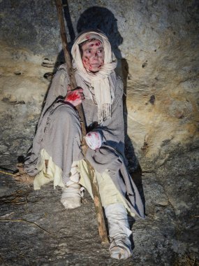 Villaga, İtalya - 30 Aralık 2017: Cüzamlı paçavralar içinde tarihsel bir canlandırma sırasında Villaga, İtalya'nın mağaralarda giyinmiş.