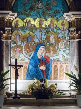 Lonigo, İtalya - 8 Ağustos 2017: Meryem Ana yı renkli mozaik içinde tasvir adanmış sunak.