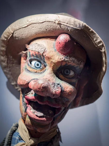 Parma, İtalya - 8 Nisan 2018: Bargnocla kuklalar Parma, İtalya için kale parçasıdır tahta bir kukla olduğunu.