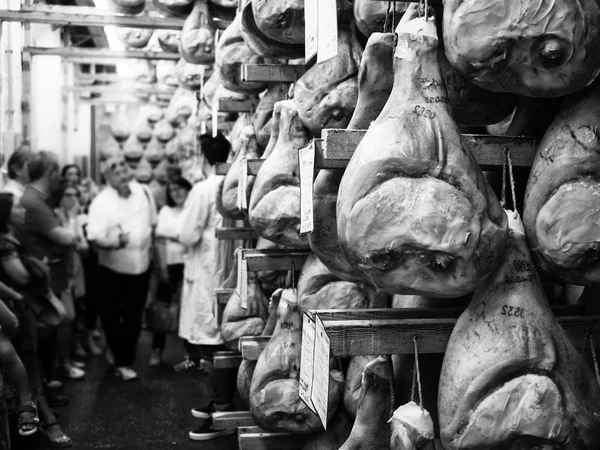 Montagnana, İtalya. 20 Mayıs 2018: Montagnana, İtalya içinde çiğ jambon Festivali vesilesiyle bir jambon fabrika turu güdümlü.