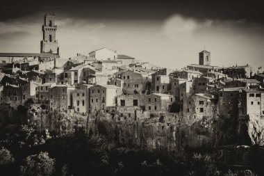 Pitigliano Panoraması, İtalya 'nın en güzel köylerinden biri olan tuff kayası üzerine kurulmuş bir kasaba..