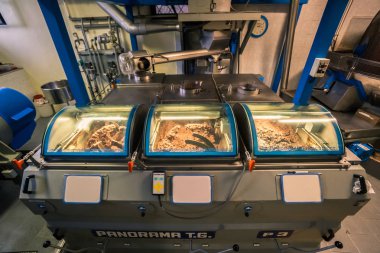 Verona, İtalya - 25 Kasım 2016: modern İtalyan yağ fabrikasında zeytin ezmesi işleme makineleri.