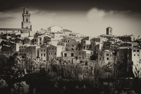 Pitigliano Panoraması, İtalya 'nın en güzel köylerinden biri olan tuff kayası üzerine kurulmuş bir kasaba..