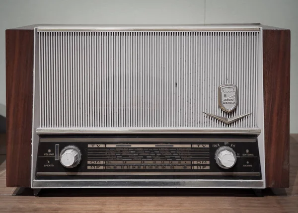 Padova Italia Abril 2018 Detalle Una Vieja Radio Válvula Madera — Foto de Stock