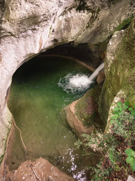 Pequeña Cascada Entrada Una Cueva Natural Roca —  Fotos de Stock