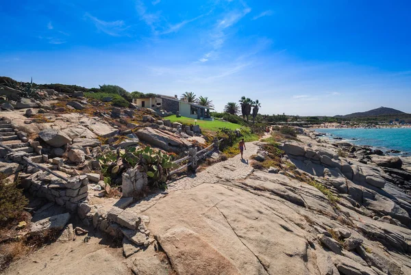 Paisaje Típico Cerdeña Con Camino Peatonal Entre Las Rocas Largo —  Fotos de Stock