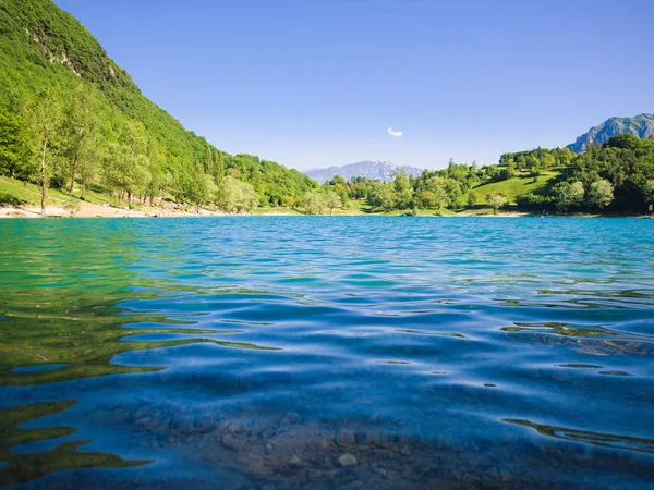 泰诺湖全景 被意大利山脉环绕 — 图库照片