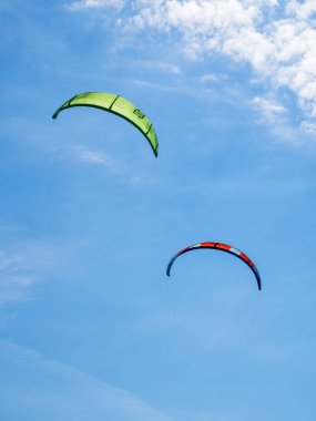 İki mavi gökyüzü sörfü yelken uçurtma.