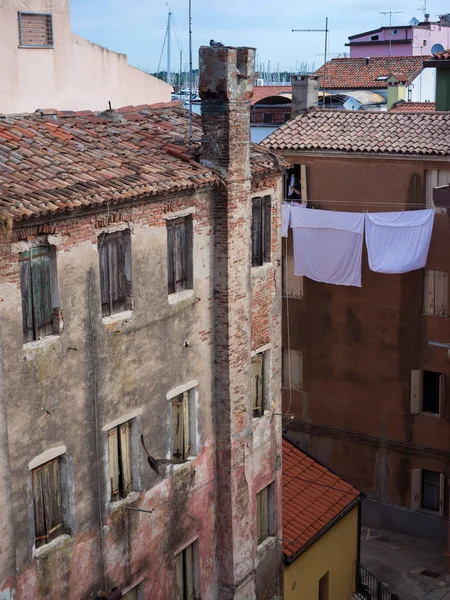 Pohled Ulici Chioggia Starý Dům Cihlový Komín Listy Které Jsou — Stock fotografie