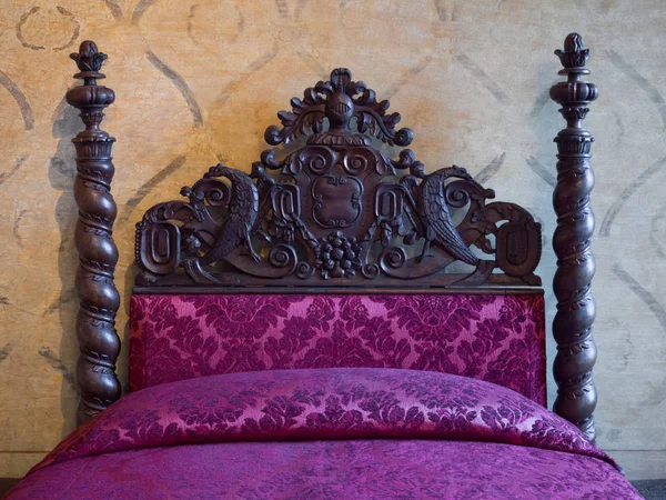 ヴィラ Vescovi ベニス風のルネサンス様式のヴィラの中に刻まれたヘッドボードと Torreglia イタリア 2018 アンティーク四柱式ベッド 現在は博物館になって一般に公開 — ストック写真