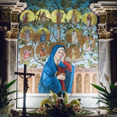 Lonigo, İtalya - 8 Ağustos 2017: Meryem Ana yı renkli mozaik içinde tasvir adanmış sunak.