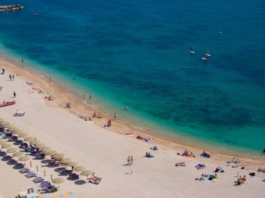 Numana 'nın harika ve bozulmamış plajı, Conero Dağı, İtalya.