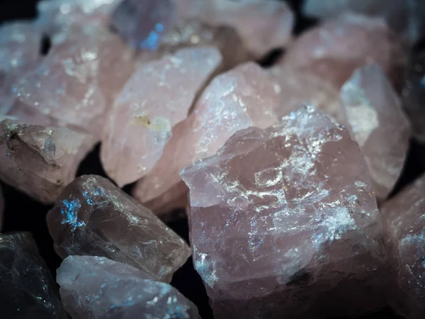 Siyah arka plan üzerinde mineral taş Pembe Kuvars makro yakın çekim