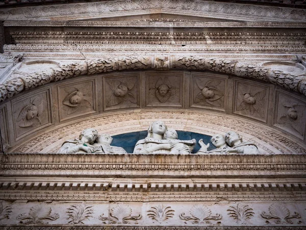 Urbino Italien April 2018 Detalj Snidade Fasaden Italienska Medeltida Kyrka — Stockfoto