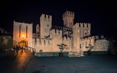 Sirmione gece, Garda, Lombardiya, göl kenarında Scaliger kalede ben