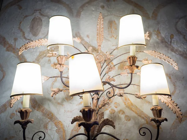 Lampe de table vintage avec cinq abat-jour dans une villa vénitienne . — Photo