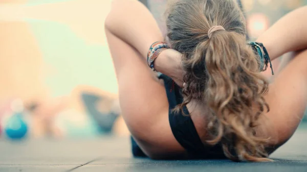 Chica atleta dedicada a ejercicios en el trabajo abdominal . —  Fotos de Stock