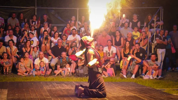 Fire artist entertainer breathes burning flame. — Stock Photo, Image