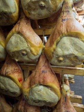 Uyluk jambon bir mahzende asılı baharat işlemi sırasında.