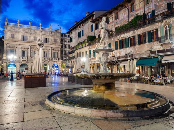 Socha Madony na náměstí piazza delle erbe v noci, verona, veneto, Itálie — Stock fotografie