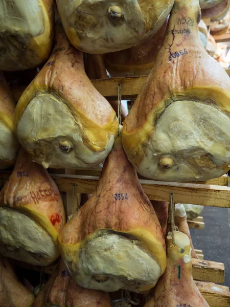 Uyluk jambon bir mahzende asılı baharat işlemi sırasında.