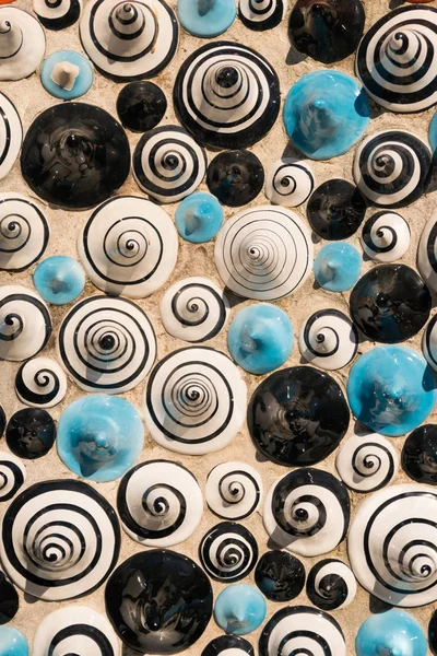 Cerámica en forma de conos pintados con figuras de espirales . — Foto de Stock