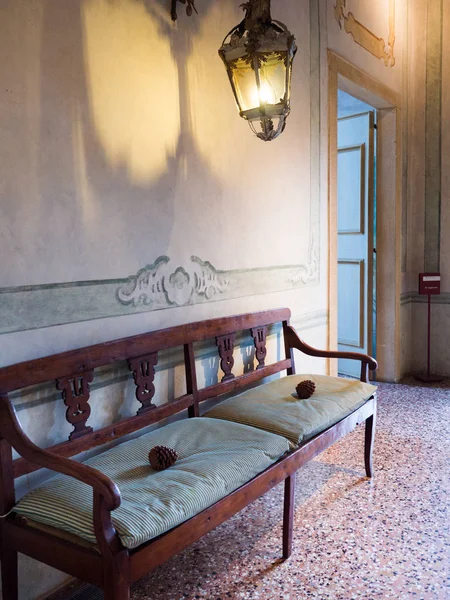 Ancient wooden bench inside an Italian villa. — Stock Photo, Image