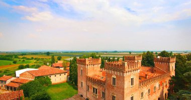 Eski İtalyan güzel kale kırsal kesimde barındırma düğün.