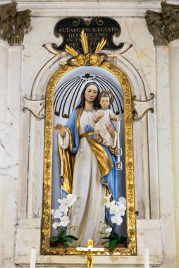 Bebek İsa bir kilisede Meryem Ana heykeli.