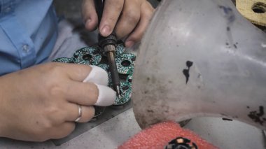 El ile onarım elektronik devrelerin.