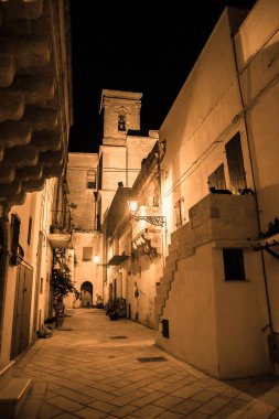 Bir köyün Güney İtalya'nın bir antika salonu gece görünümü.