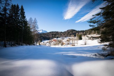 Kış manzara dağlar ile taze karla kaplı.
