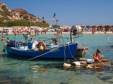 Villasimius, İtalya - 22 Ağustos 2017: balıkçı tekneleri Punta Molentis beach, Villasimius Sardunya, İtalya demirleyen.