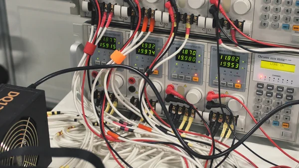 Guangzhou, Çin - 17 Ocak 2017: hayranı bir elektronik komponent fabrikada test.