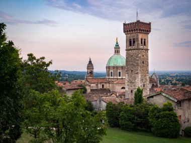 Görünümü Lonato, İtalya katedral kubbe ve ortaçağ kulesi.