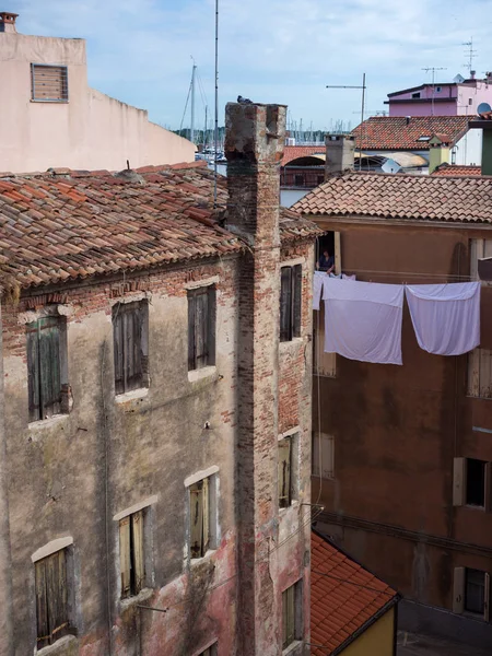Pohled Ulici Chioggia Starý Dům Cihlový Komín Listy Které Jsou — Stock fotografie