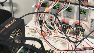 Guangzhou, Çin - 17 Ocak 2017: hayranı bir elektronik komponent fabrikada test.