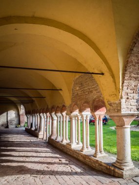 Sundurma bir Benedictine abbey avlusunda beyaz taş sütunlar ile.