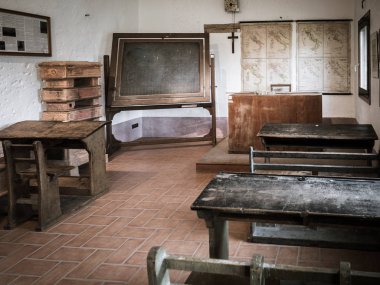 Padua, İtalya - 2 Nisan 2018: Bir müzede bir İtalyan devlet okulu birinci ve İkinci Dünya Savaşı arasında yeniden inşası.