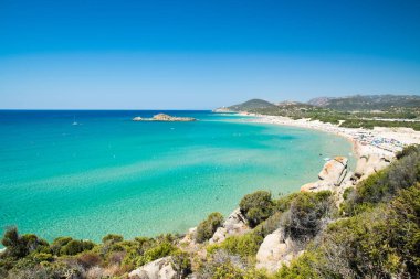 Chia, Sardinya, İtalya 'nın harika plajlarının manzarası.
